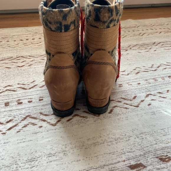 Sorel Brown Boots with Red Laces - Picture 3 of 3